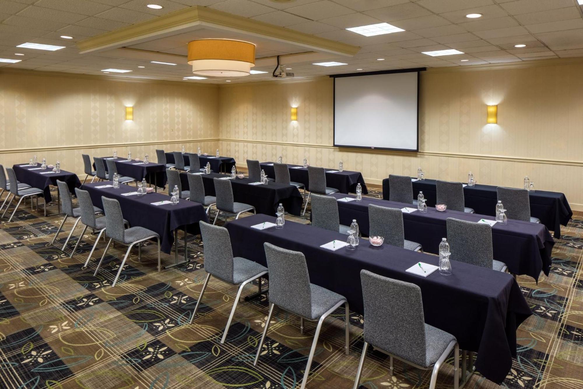 Holiday Inn Weirton-Steubenville Area Dış mekan fotoğraf