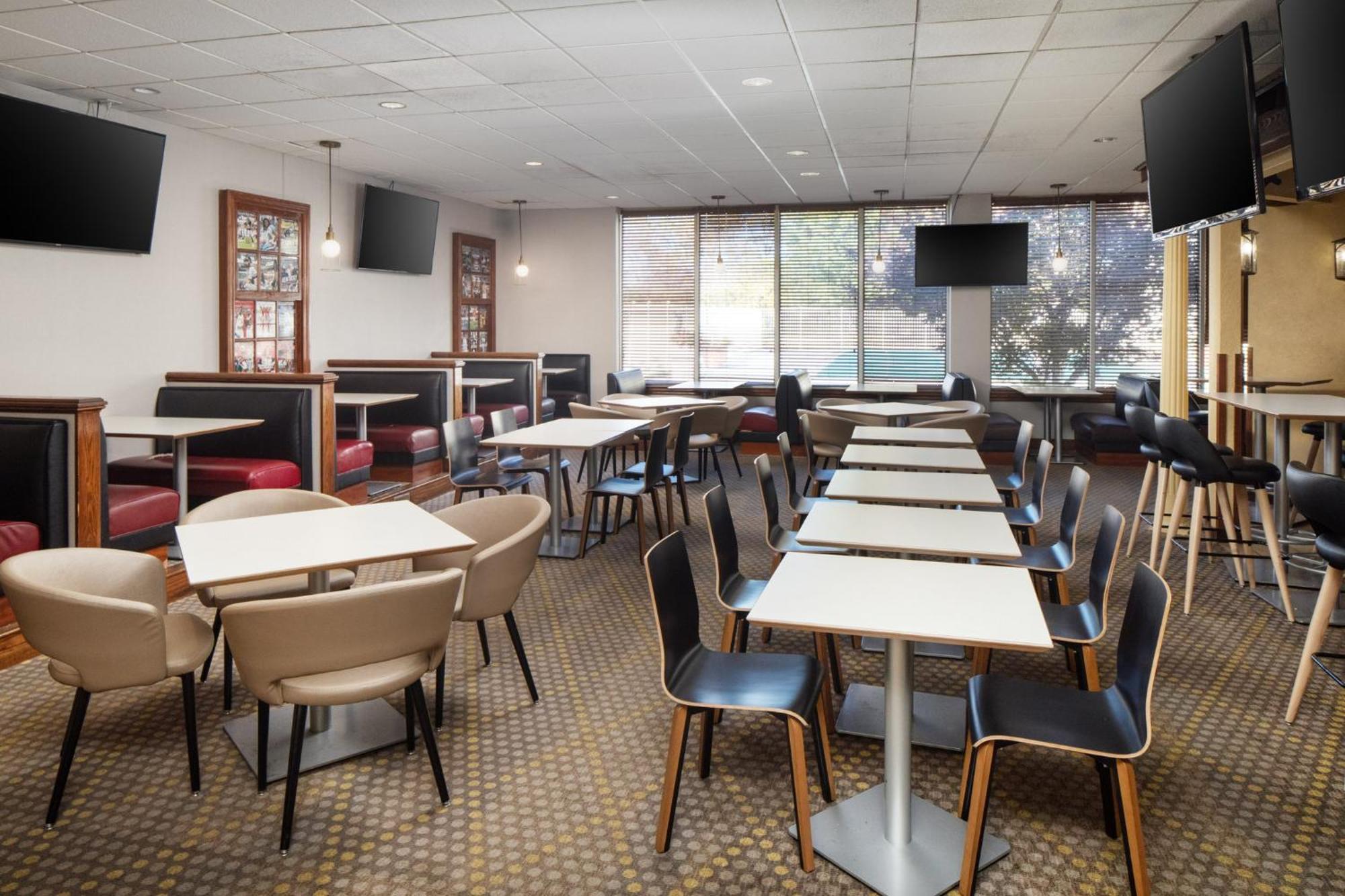 Holiday Inn Weirton-Steubenville Area Dış mekan fotoğraf
