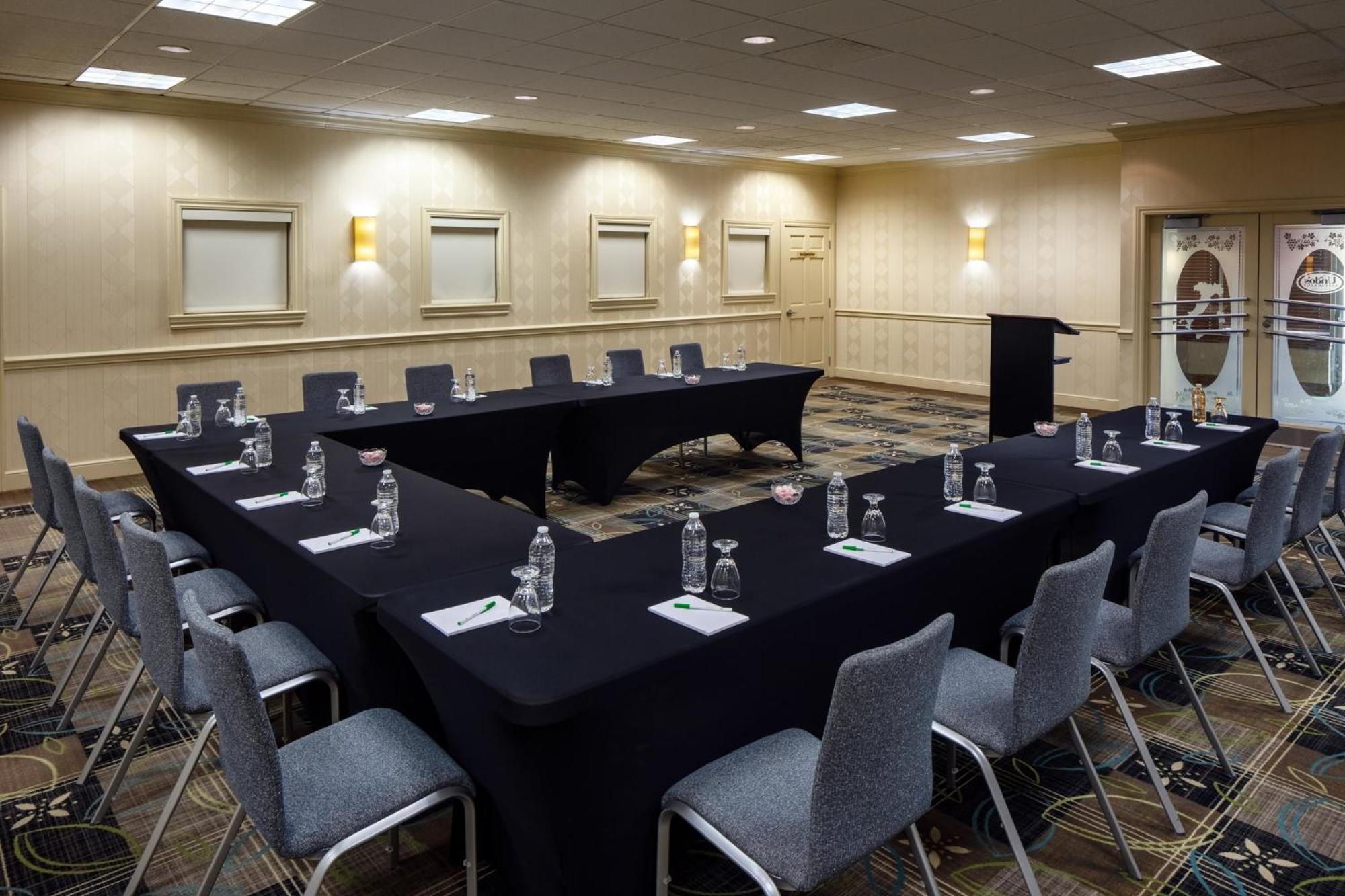 Holiday Inn Weirton-Steubenville Area Dış mekan fotoğraf